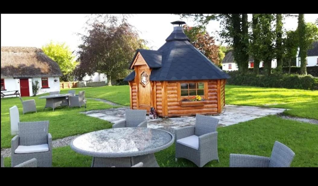 Thatcted Cottages Lough Derg Dromineer Екстериор снимка